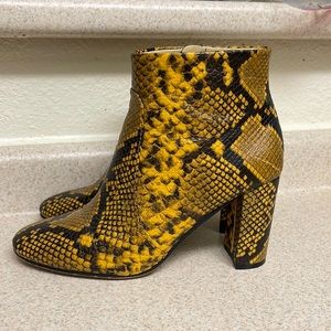 Vince Camuto Size 8.5 Yellow Snakeskin Ankle Booties